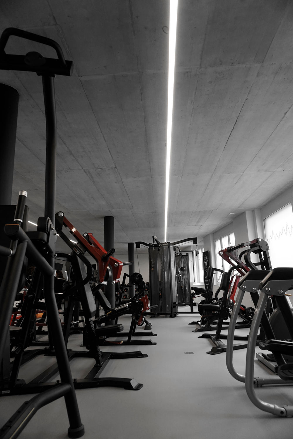 Heller, ruhiger Innenraum eines Fitnesscenters